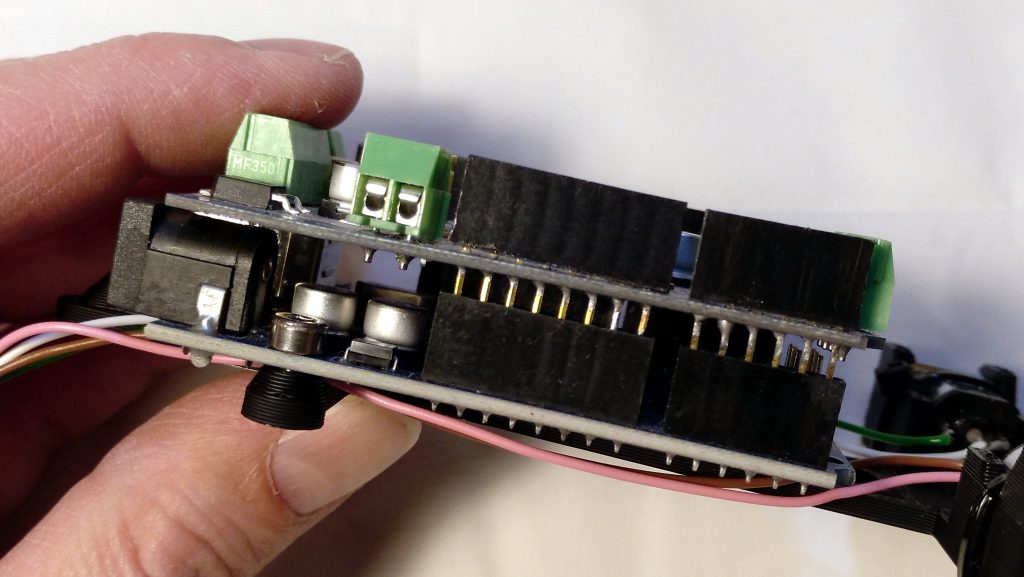 Das Motorshield auf den Arduino stecken, Ansicht 2
