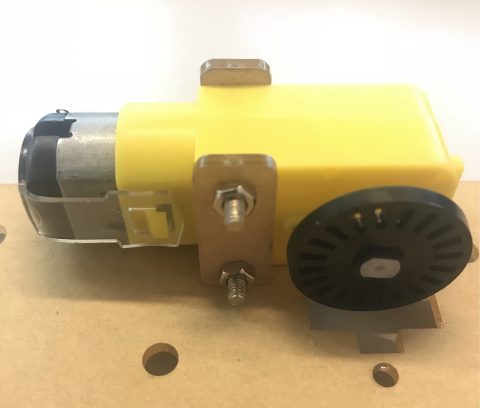 Fertig verschraubter Motor an der Grundplatte