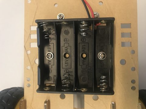 Batteriefach auf der Grundplatte befestigt