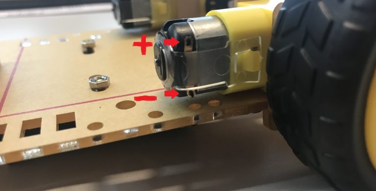 Anschlusspins der Motoren mit Kennzeichnung von Plus und Minus
