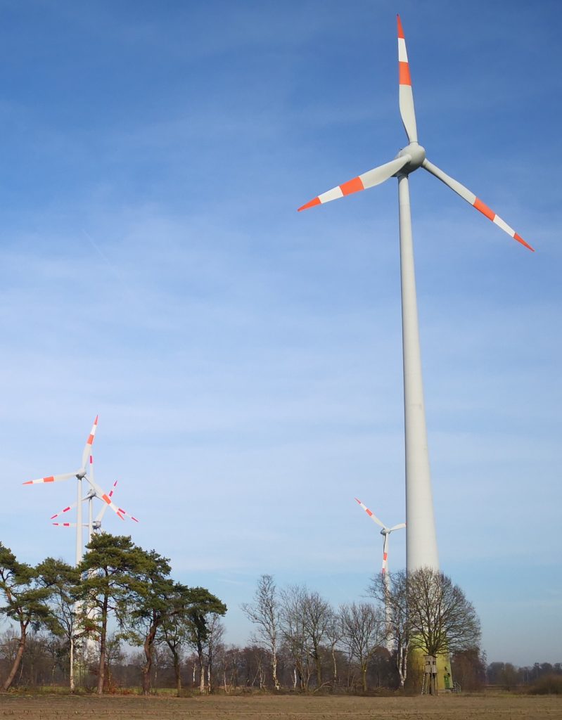 3D-gedrucktes Modell einer Windkraftanlage mit drei Flügeln
