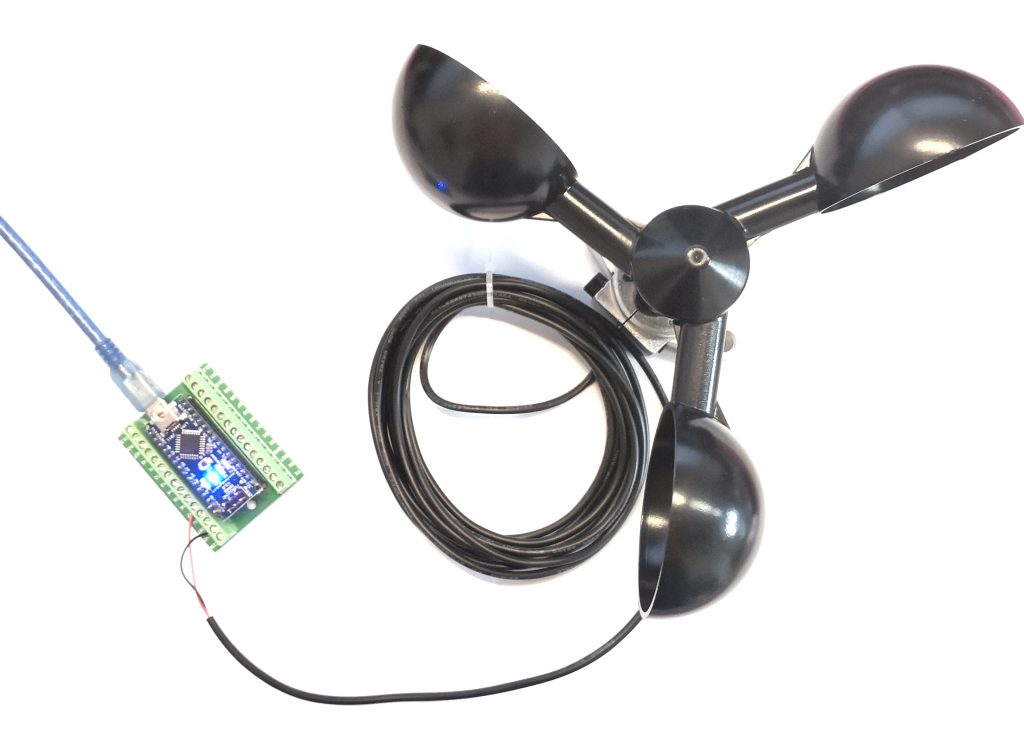 Schalenanemometer mit drei Halbschalen neben einem Arduino
