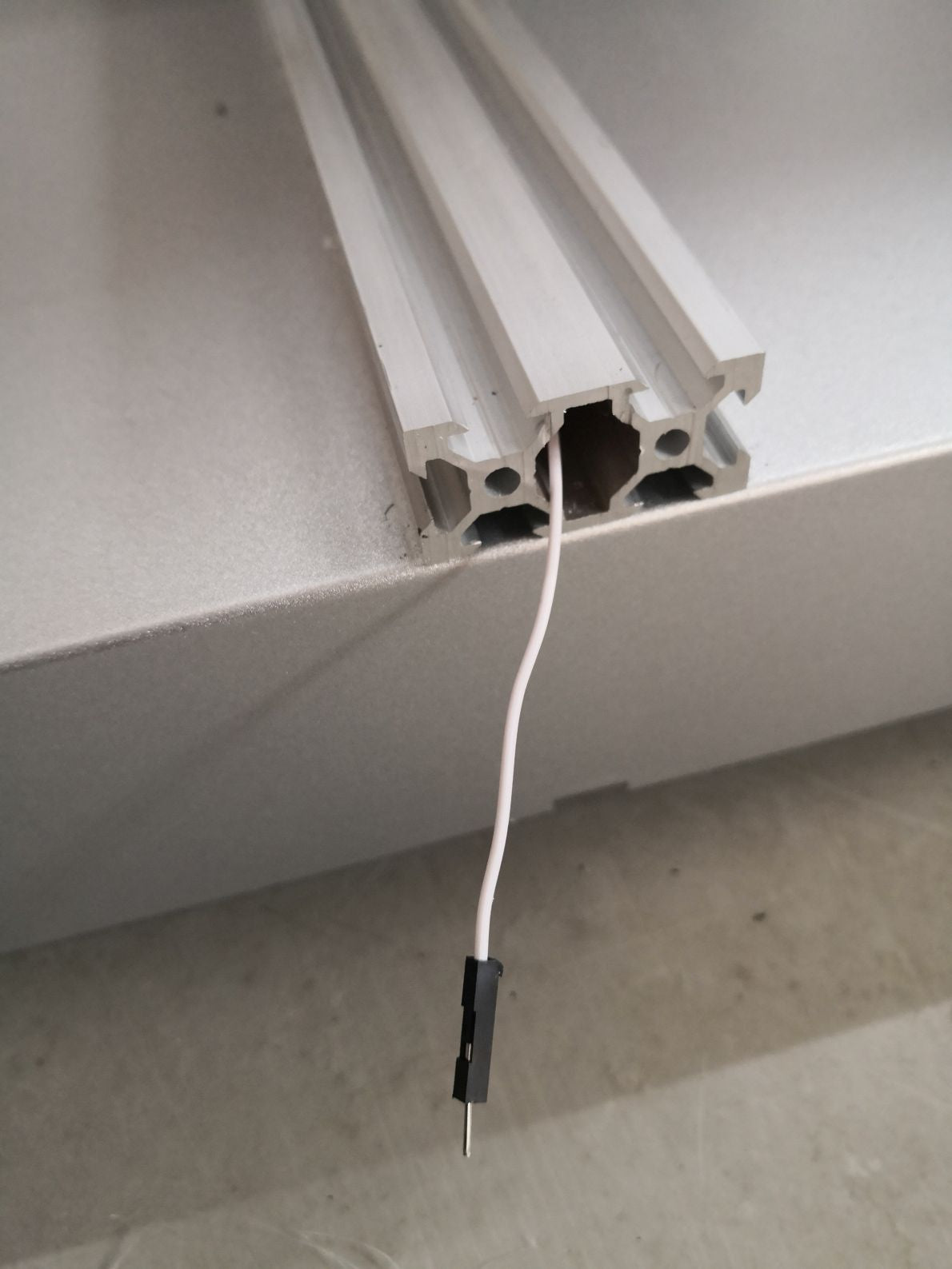 Ein Band am Zahnriemen verhindert, dass er im Aluminiumprofil verschwindet