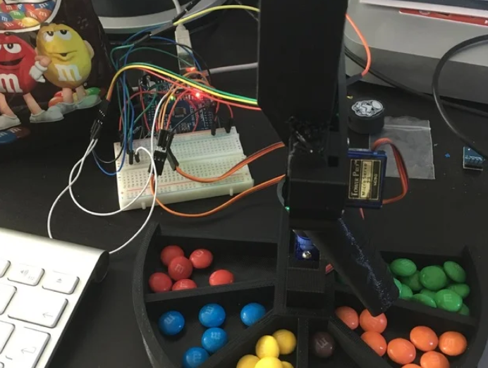 3D-gedruckte Farbsortiermaschine für Schokolinsen mit Arduino