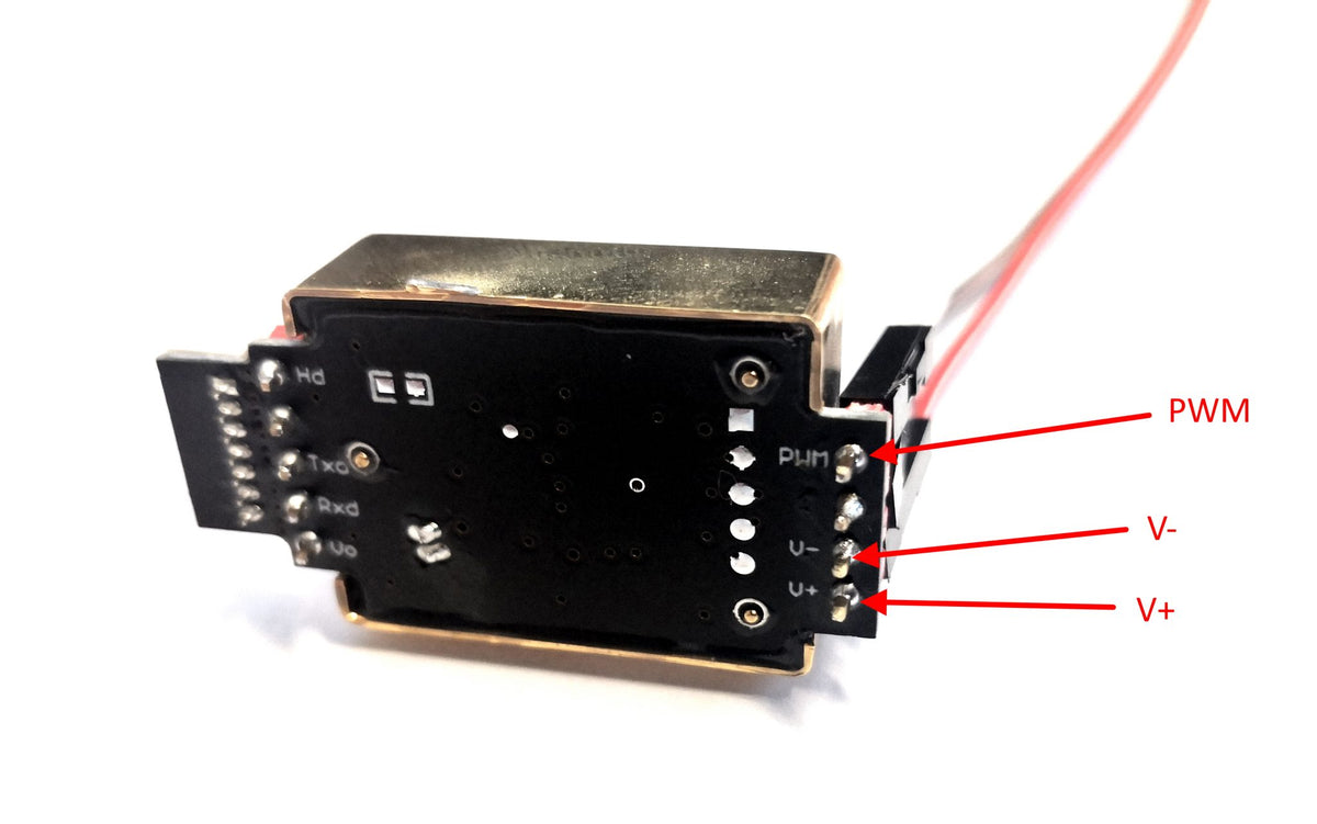 CO2-Sensor MH-Z19B mit angeschlossenen Steckkabeln