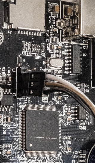 Vierpolige Pfostenleiste neben dem Prozessor auf dem Mainboard