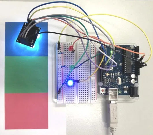 Steckplatine mit Arduino, Farbsensor und drei farbigen LEDs