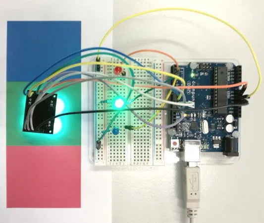 Farbsensor über grünem Papier, grüne LED leuchtet