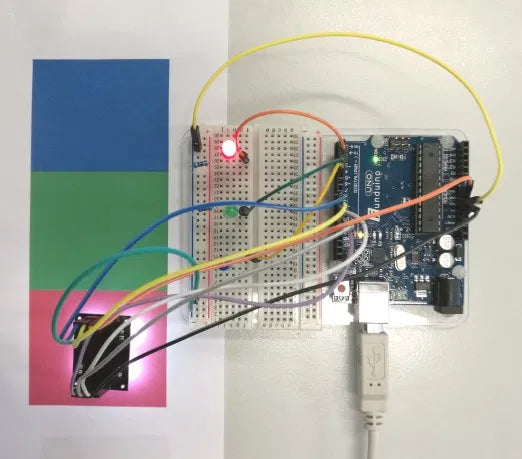 Farbsensor über rotem Papier, rote LED leuchtet