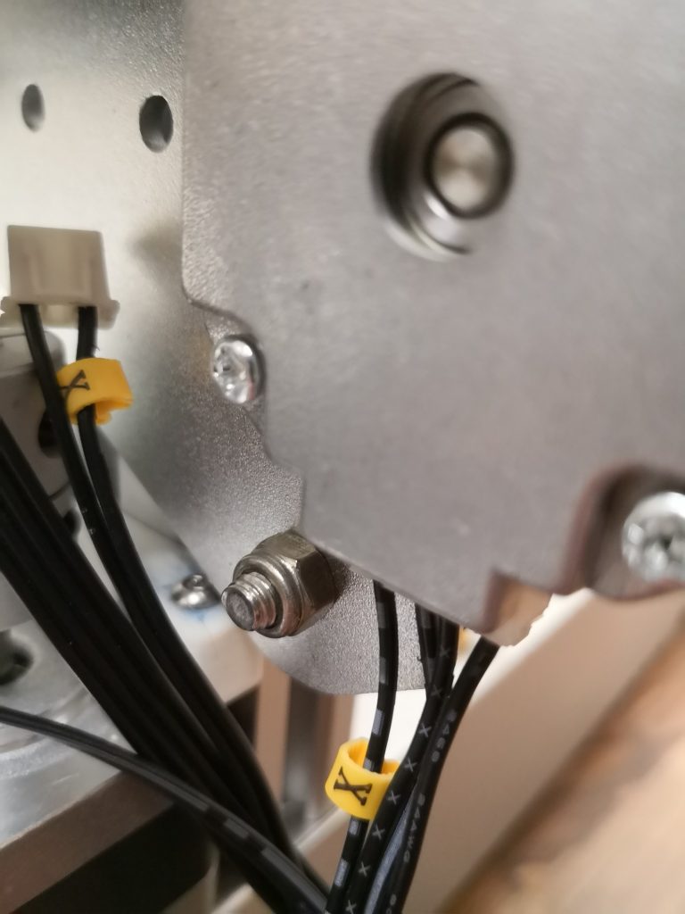 Kabel X mit vier Adern führt zum Motor der X-Achse
