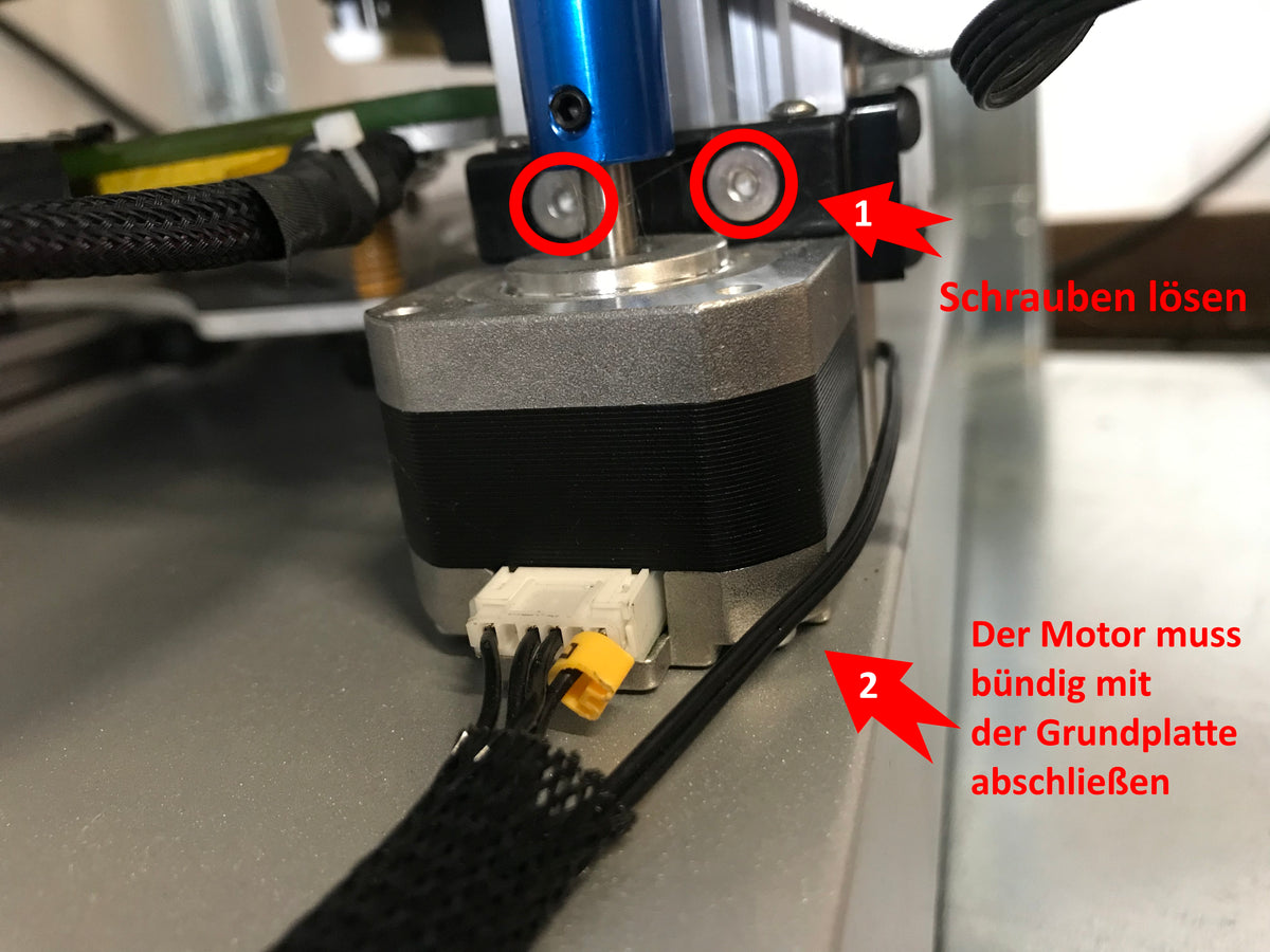 Der Motor der Z-Achse schliesst bündig mit der Basis ab