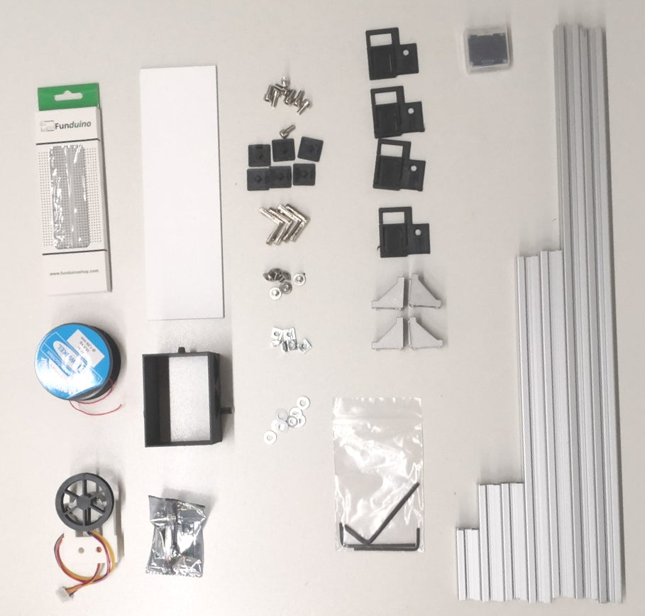Alle Bauteile des Aufzugs sortiert auf dem Tisch