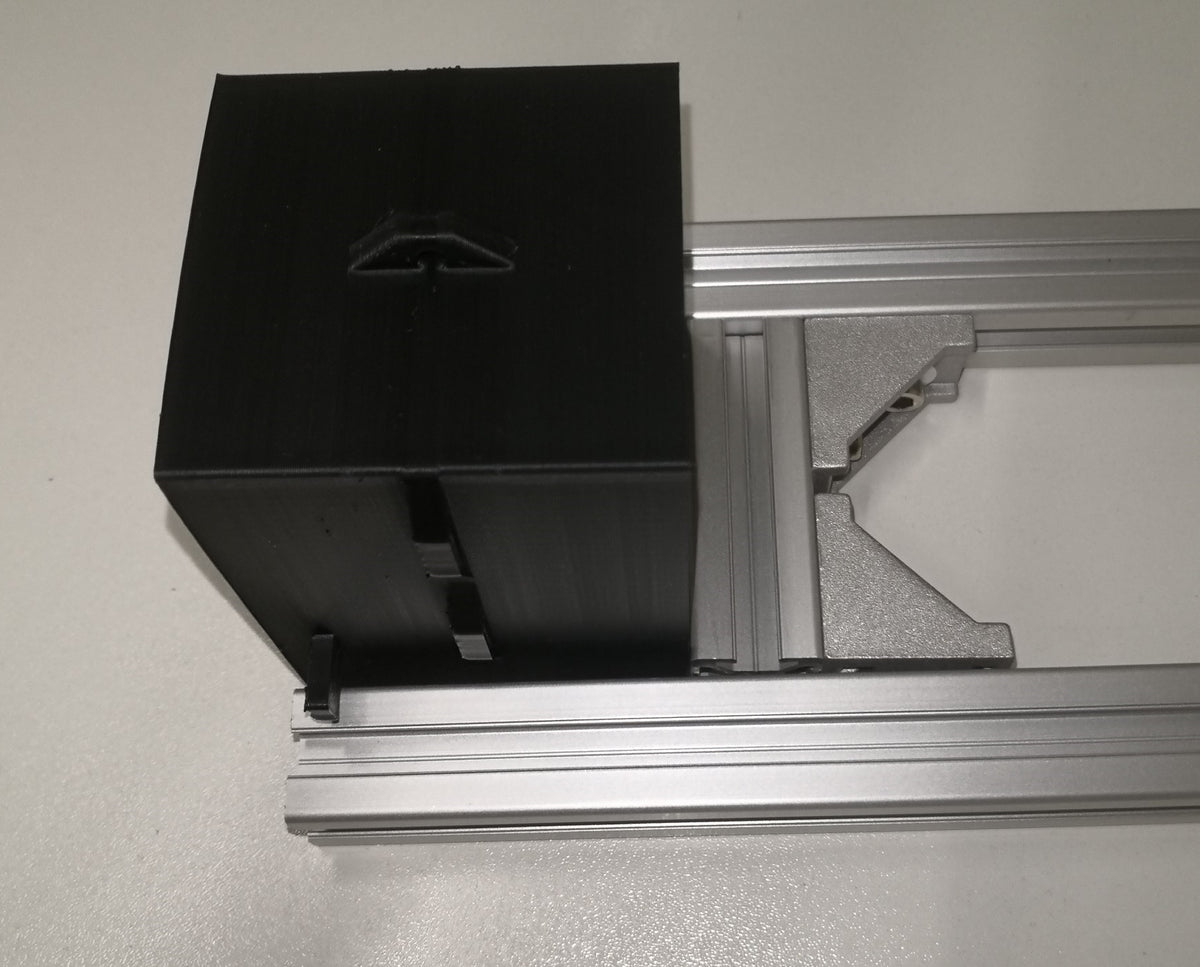 Das 6 cm lange Profilstück ist zwischen den 30 cm langen Profilen befestigt