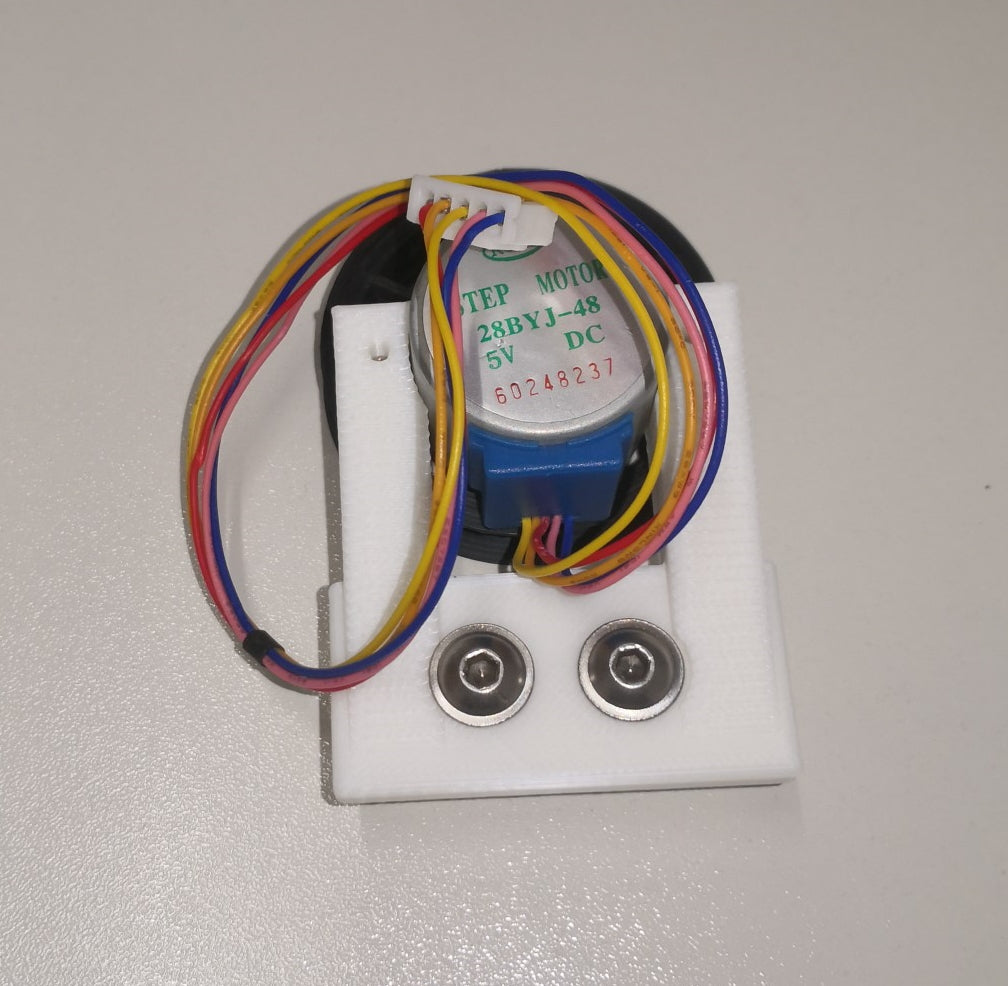 Der Schrittmotor mit Schrauben und Nutsteinen