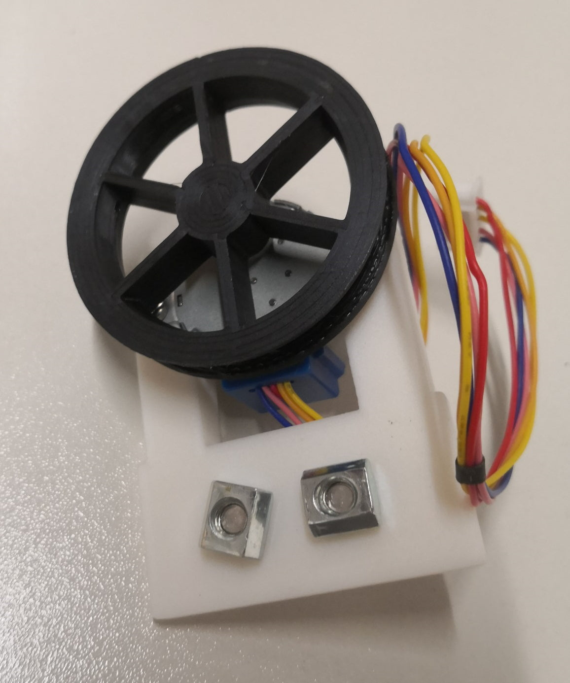 Der Schrittmotor von der anderen Seite mit Schrauben und Nutsteinen