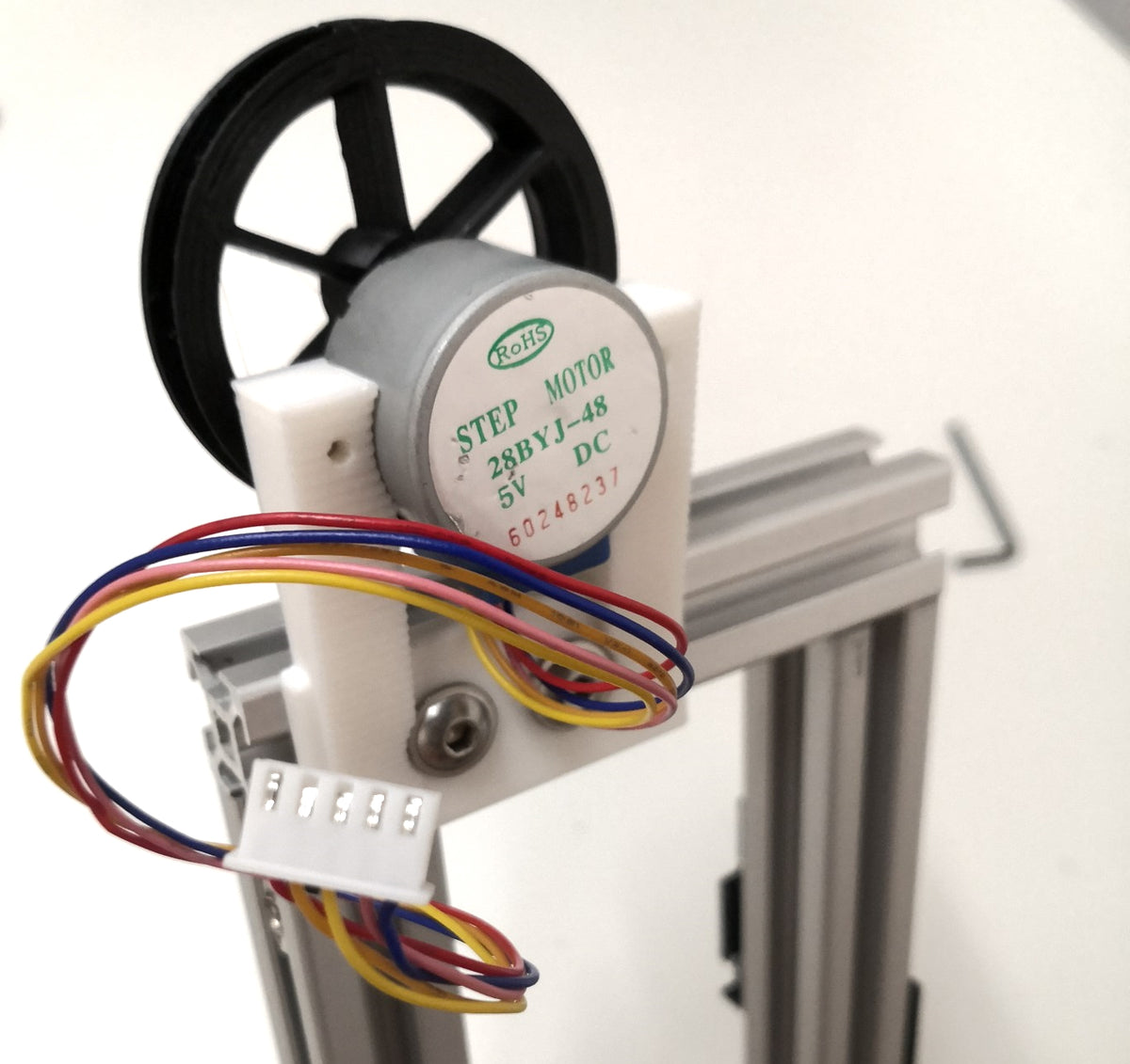 Der Schrittmotor oben am Rahmen