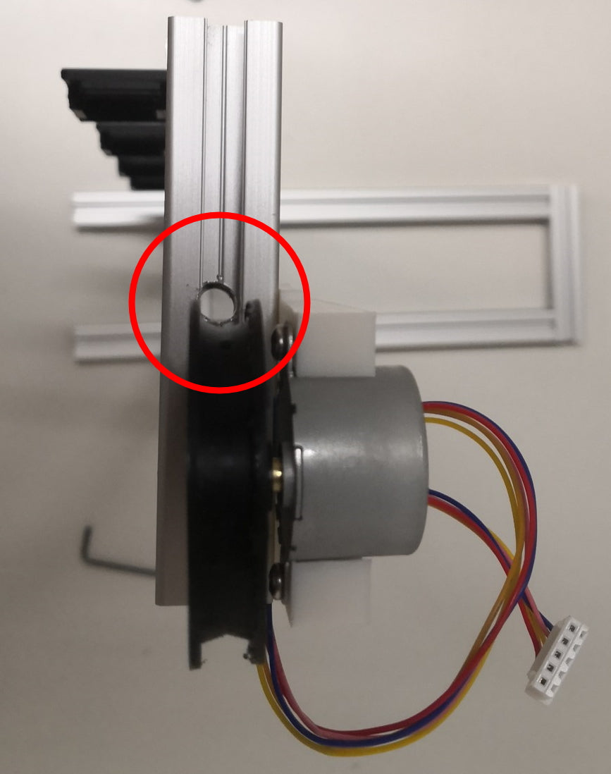 Die Seilrolle über dem Loch im Aluminiumprofil