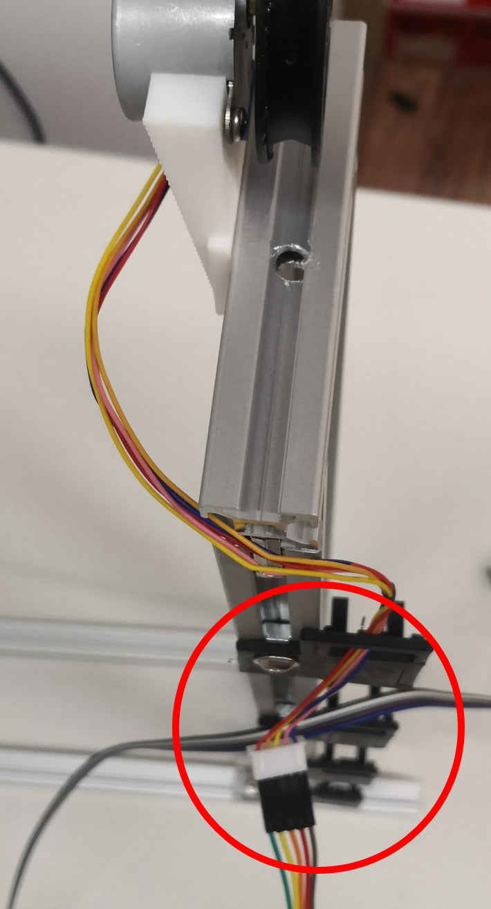 Das Motorkabel in der Kabelführung, verlängert mit 100 cm langen Steckkabeln