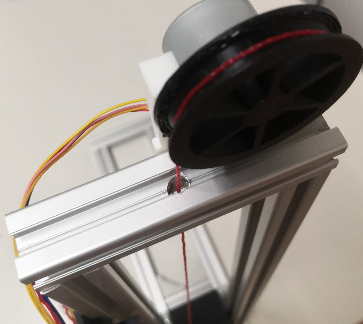 Das Seil läuft von oben durch das Loch im Aluminiumprofil