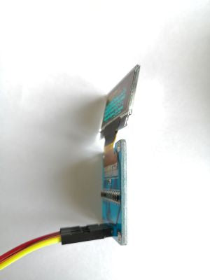 OLED-Display von der Seite, von der Platine getrennt
