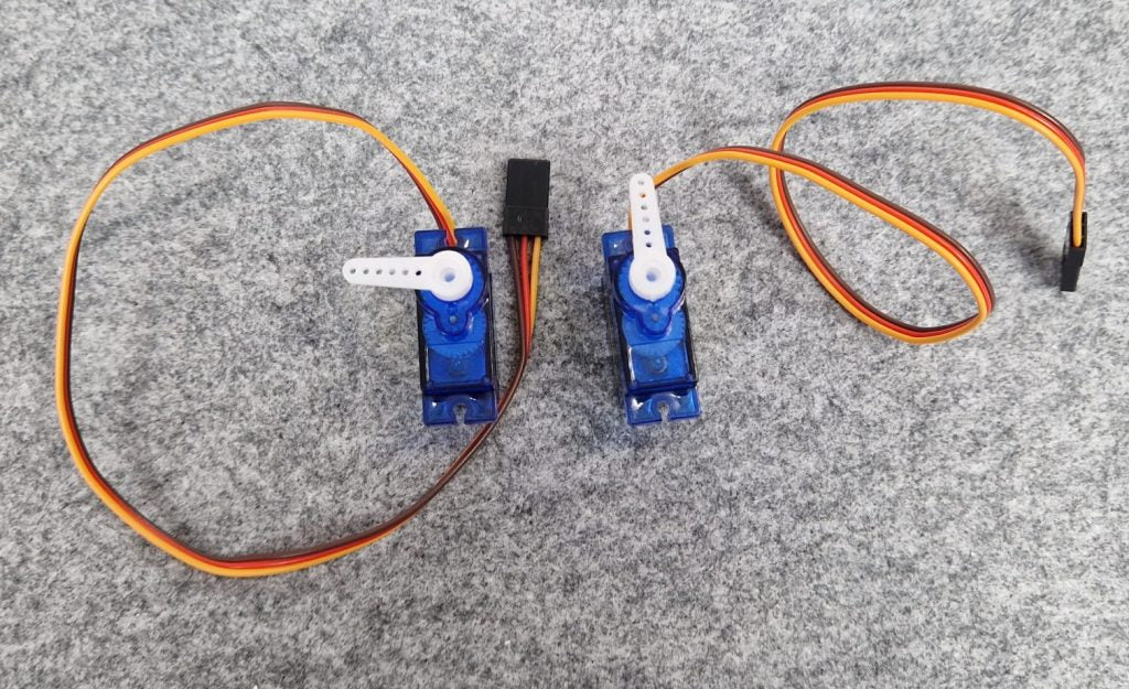 Servomotor SG90 mit aufgestecktem Aufsatz wird auf 90 Grad gedreht
