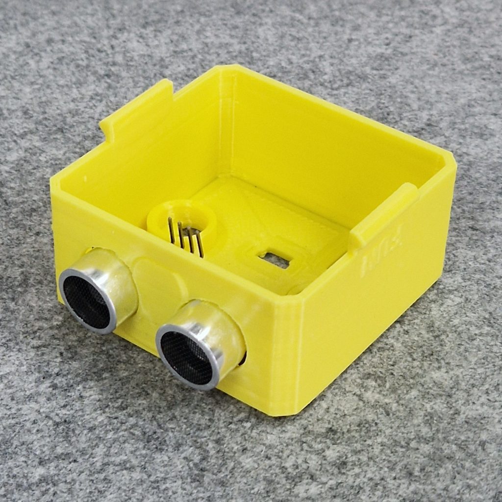 Ultraschallsensor HC-SR04 wird in die Augenöffnung des OTTO eingesetzt
