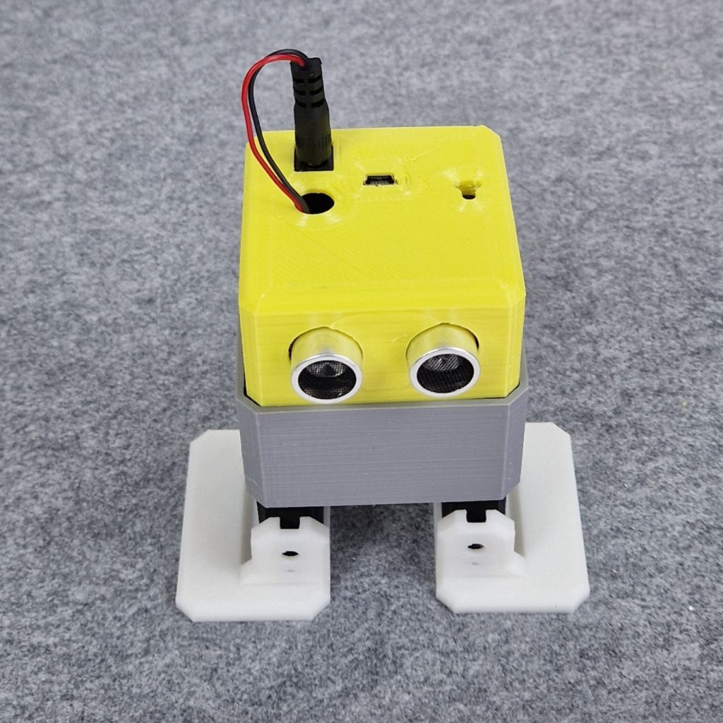 Fertig zusammengebauter OTTO-Roboter vor dem Programmieren