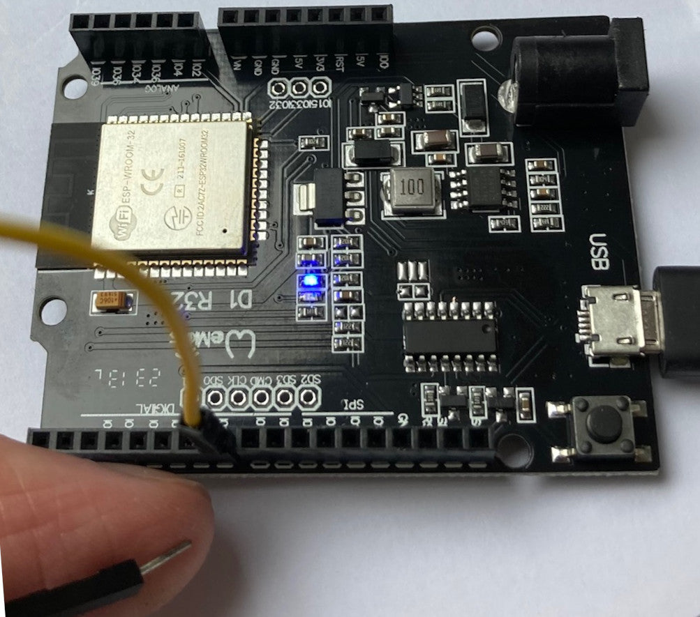 Foto des Wemos D1 R32 mit einem angeschlossenen Kabel am Touch-Pin