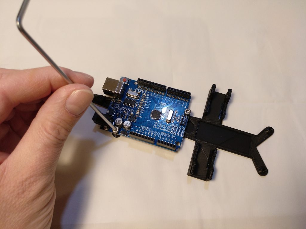 Den Arduino mit dem Chassis verschrauben, Ansicht 1