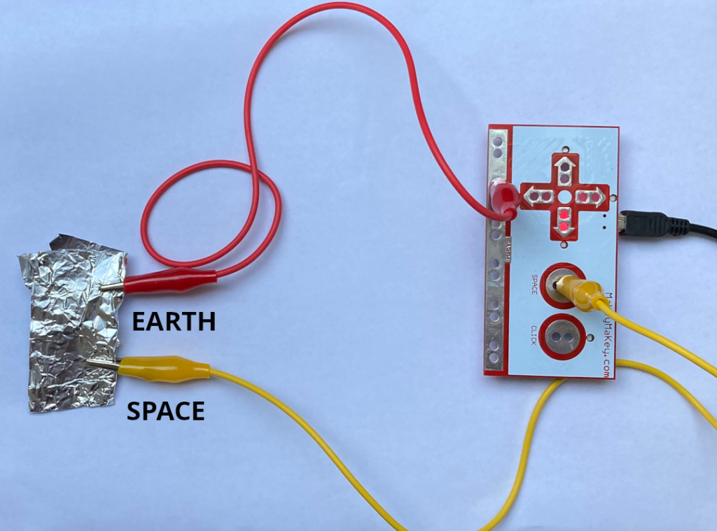 Ein Stück Alufolie als Test: EARTH und SPACE über Krokodilklemmen verbunden