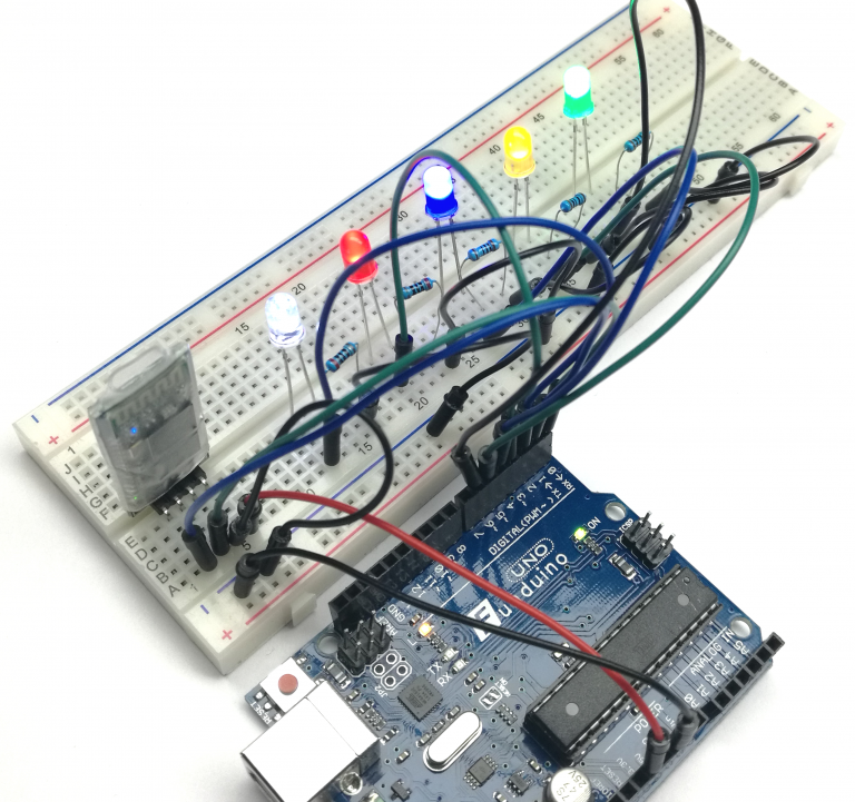 Bluetooth-Modul HC-05 auf einem Steckbrett am Arduino UNO