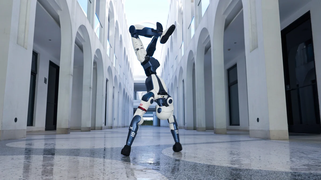 Unitree R1 humanoid robot - 121 cm, 25 kg, various versions