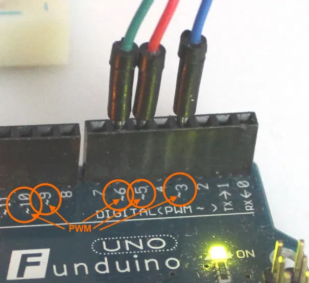 Arduino UNO mit markierten PWM-Pins, erkennbar am Wellensymbol