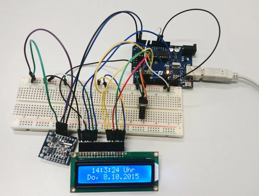 RTC-Modul auf einem Steckbrett neben einem Funduino UNO R3
